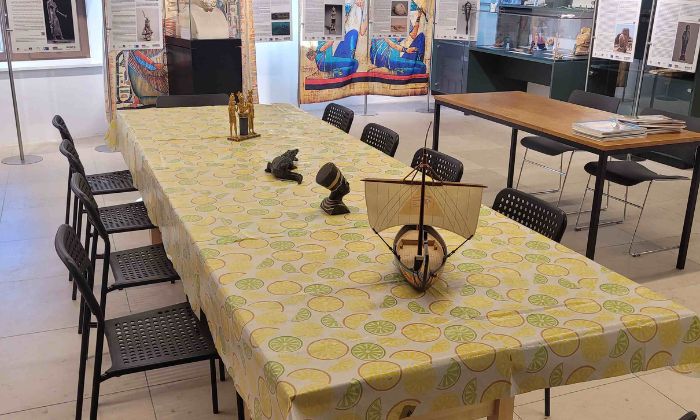 Tisch für Bastelarbeiten und Kuchenessen © Förderverein des Ägyptischen Museums der Universität Bonn